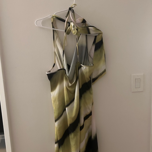 Backless Maxi Green Dress - Picture 8 of 9